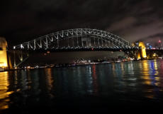 Sydney Harbor Bridge mit Opernhaus bei Nacht